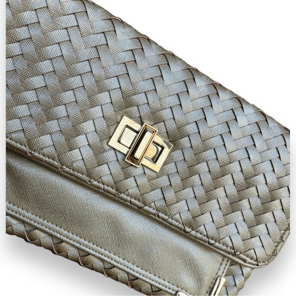Deux Lux Convertible Crossbody Clutch Bag in Woven Metallic Gold Vegan Leather - Picture 4 of 15